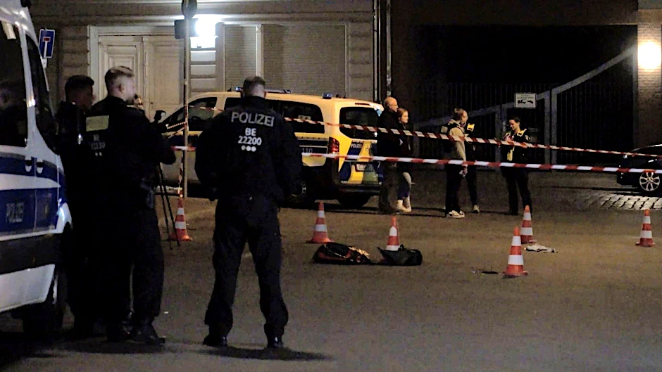 Ein Polizist wurde bei einer Messer-Attacke schwer verletzt.