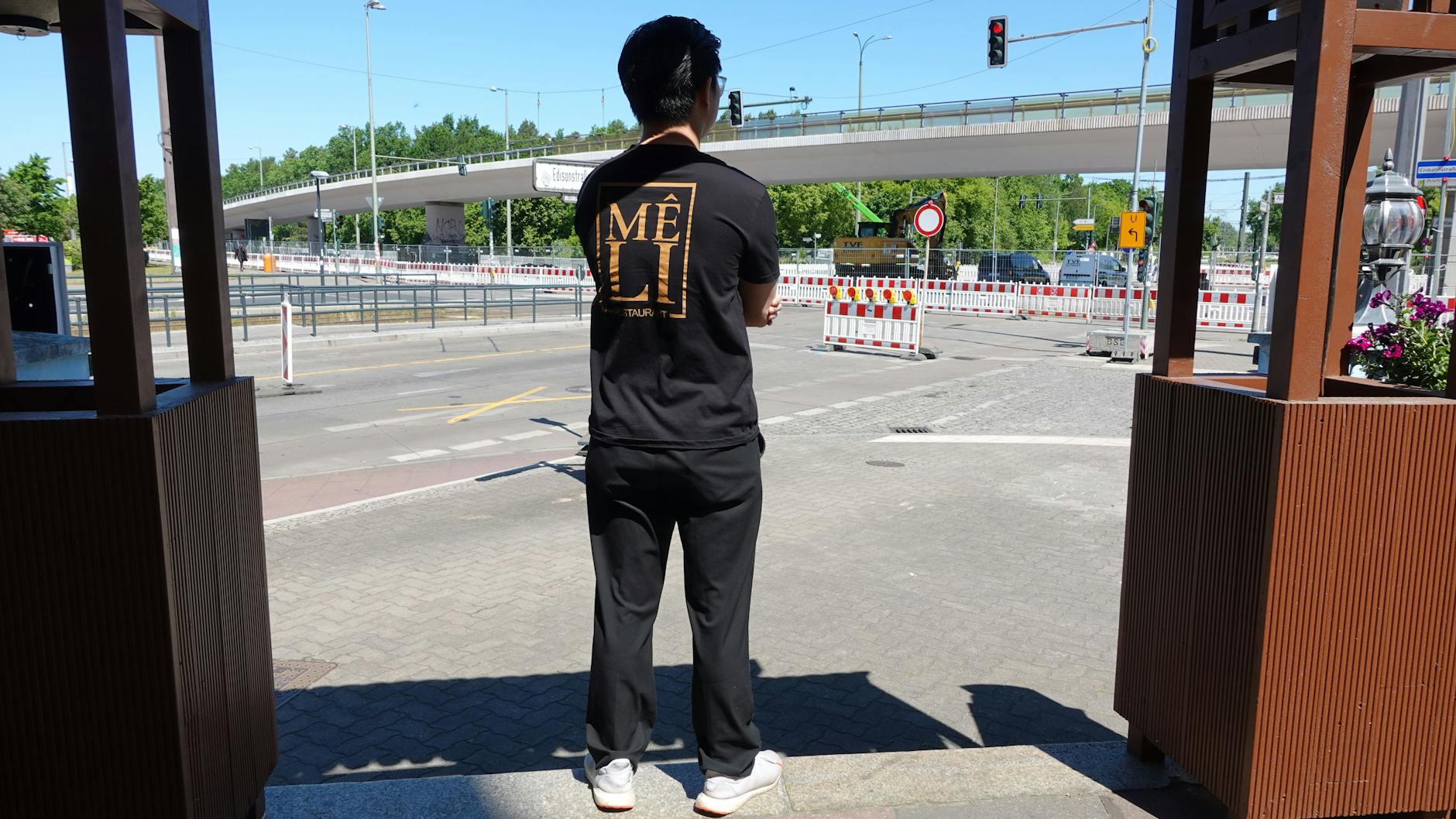 Long Phan Thanh (25) schaut von seinem Restaurant Meli direkt auf die marode Brösel-Brücke.