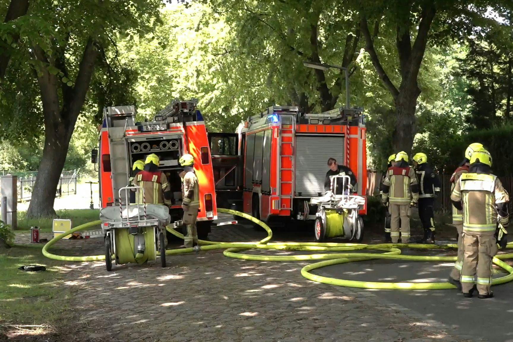 Feuerwehreinheiten waren am Dienstag bei einem Brand in einem Einfamilienhaus in Berlin-Staaken im Einsatz.
