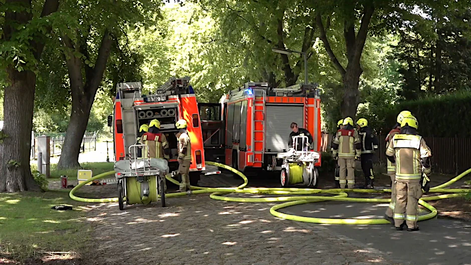 Feuerwehreinheiten waren am Dienstag bei einem Brand in einem Einfamilienhaus in Berlin-Staaken im Einsatz.