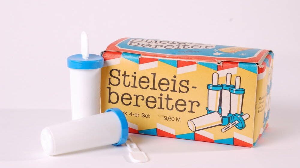 Nachtisch nach dem Rostbrätel gefällig? Wer mit dem Stieleisbereiter Trusioma aus dem VEB Werkzeugbau Doberschau für 9,60 Mark ein Stieleis vorbereitet hatte, konnte sich am Abend noch eine kühle Erfrischung genehmigen.