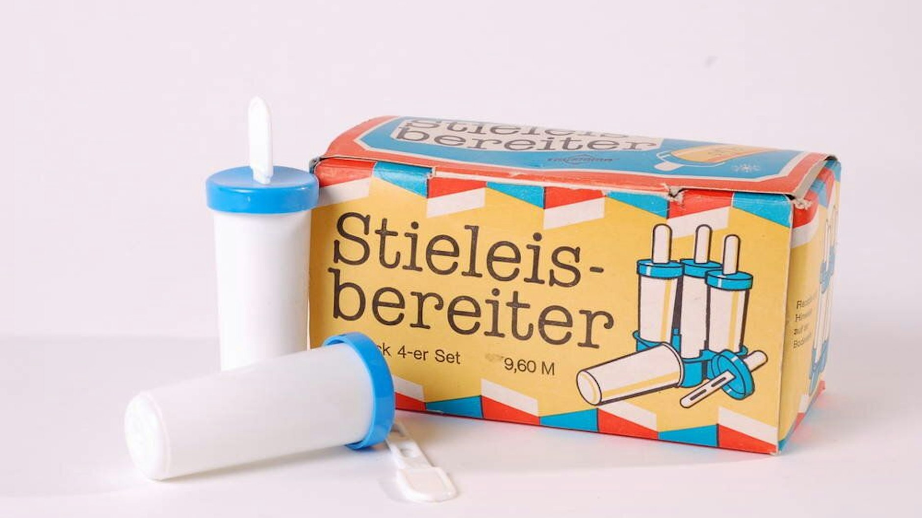 Nachtisch nach dem Rostbrätel gefällig? Wer mit dem Stieleisbereiter Trusioma aus dem VEB Werkzeugbau Doberschau für 9,60 Mark ein Stieleis vorbereitet hatte, konnte sich am Abend noch eine kühle Erfrischung genehmigen.