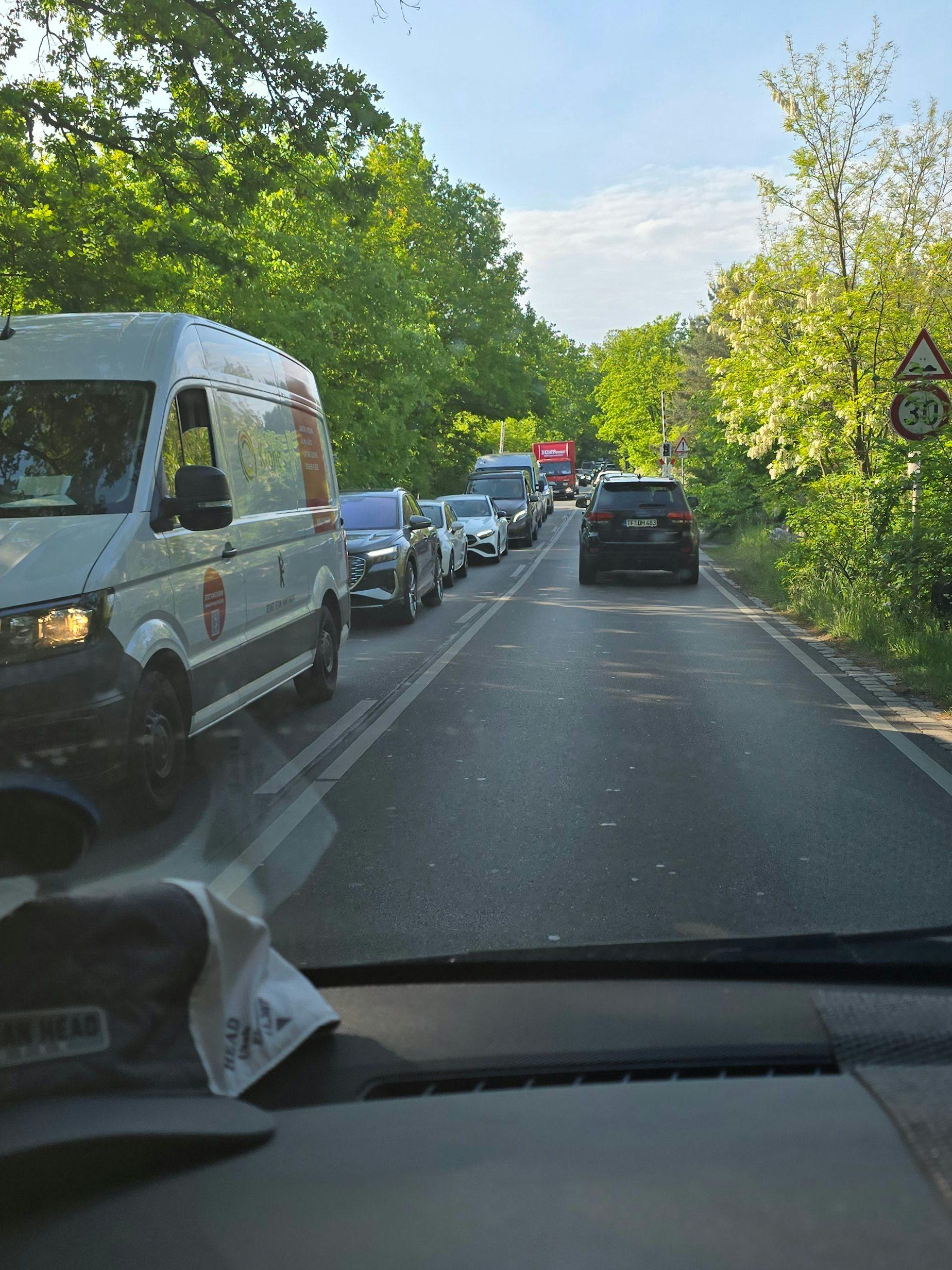 Kurz nach 8 Uhr am Morgen: In der Rudolf-Rühl-Allee in Berlin-Köpenick stauen sich in beiden Richtungen die Autos, die nach einer Umfahrung der Komplettsperrung suchen.