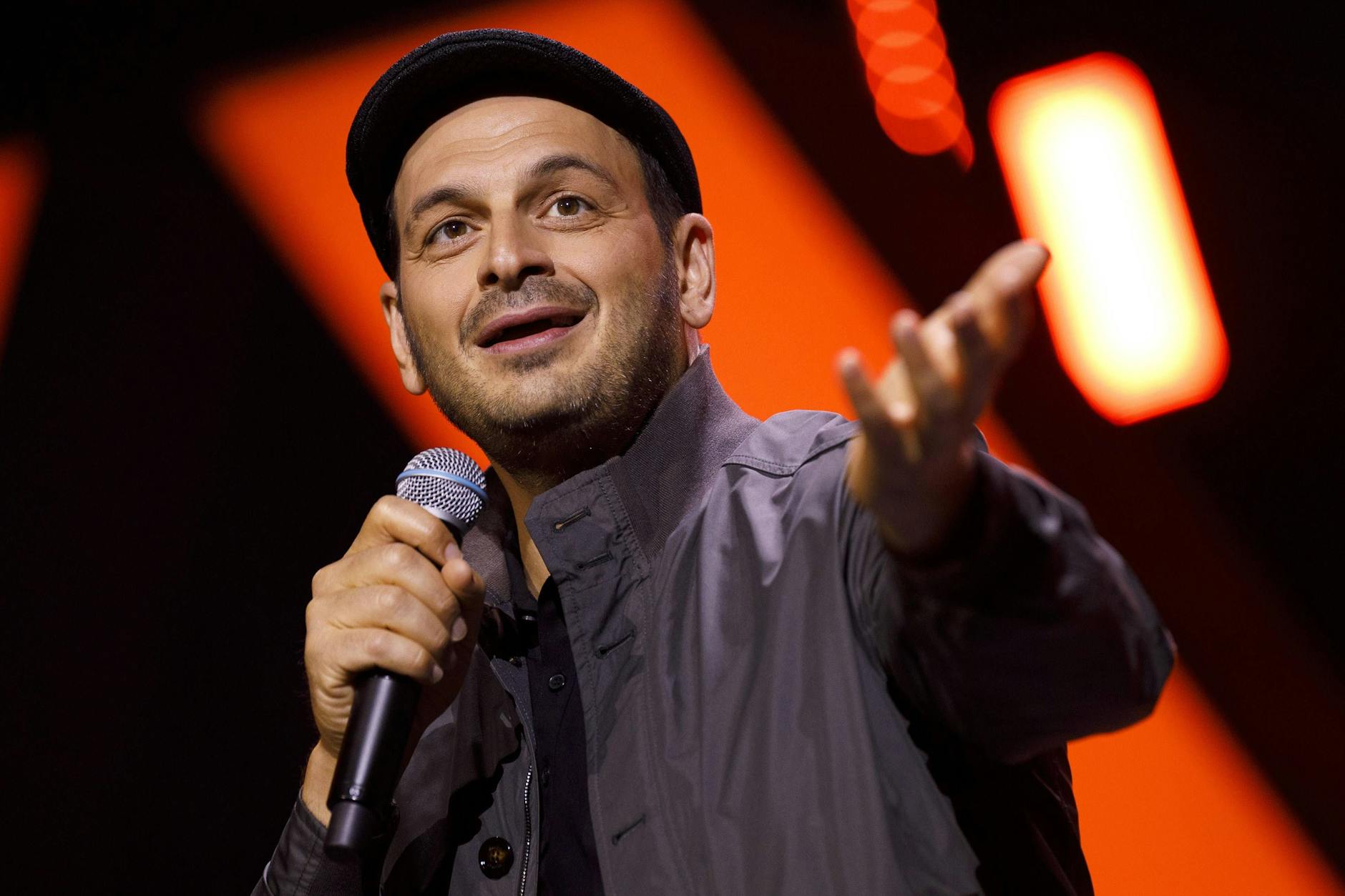 Kaya Yanar gehört zu den beliebtesten Comedians in Deutschland. Aber: Wie sieht es bei dem Komiker privat aus, wo lebt er und wer ist die Frau an seiner Seite?