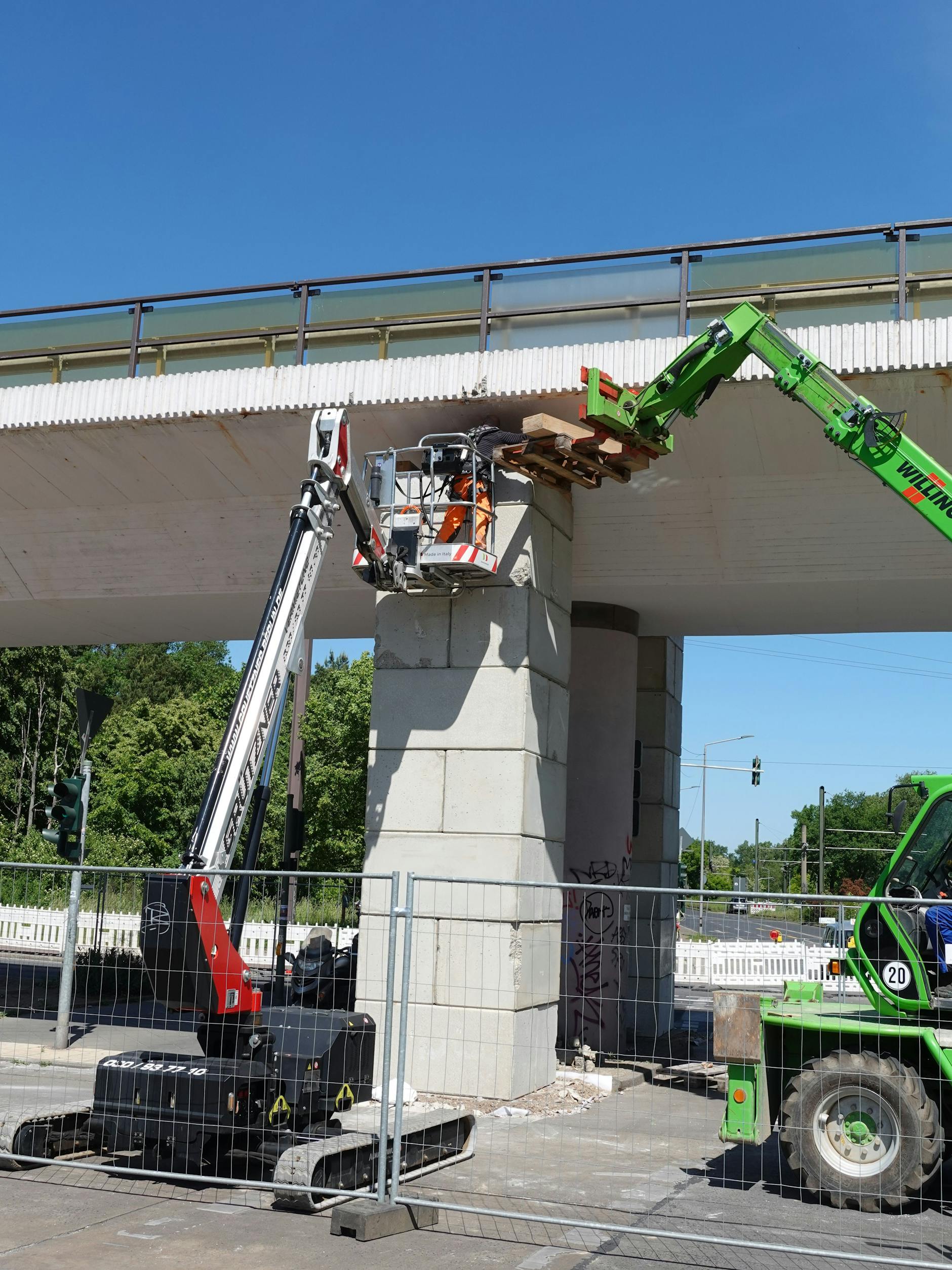 Die einsturzgefährdeten Säulen der Brücke werden gerade mit tonnenschweren Betonsteinen ummantelt.