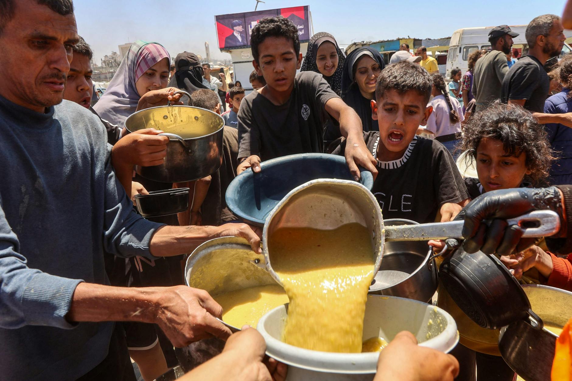 Laut UN-Angaben bringt Israels Blockade derzeit 14.000 Säuglinge im Gazastreifen in akute Lebensgefahr.