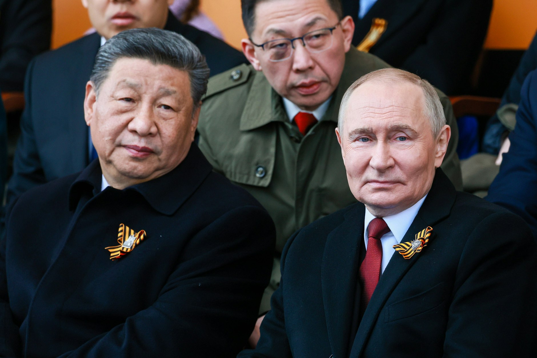 Chinas Staatschef Xi Jinping saß während der Militärparade am 9. Mai in Moskau direkt neben Wladimir Putin.