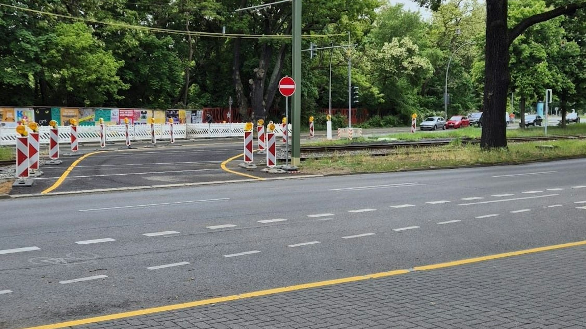 Ein neuer Übergang über die Straßenbahnschienen vor dem Stadion des 1. FC Union hat eine neue Ampel auf der Straße An der Wuhlheide notwendig gemacht. 
