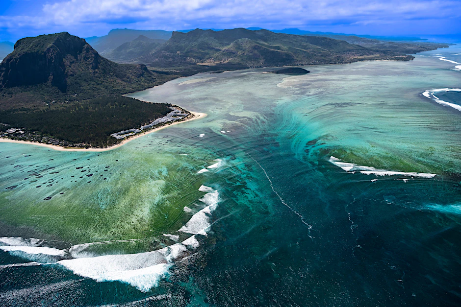 Vor der Südküste von Mauritius scheint das Meer zu stürzen – eine optische Illusion aus Sand, Strömung und Tiefe. Der sogenannte „Underwater Waterfall“ vor Le Morne ist eines der spektakulärsten Naturphänomene der Insel.