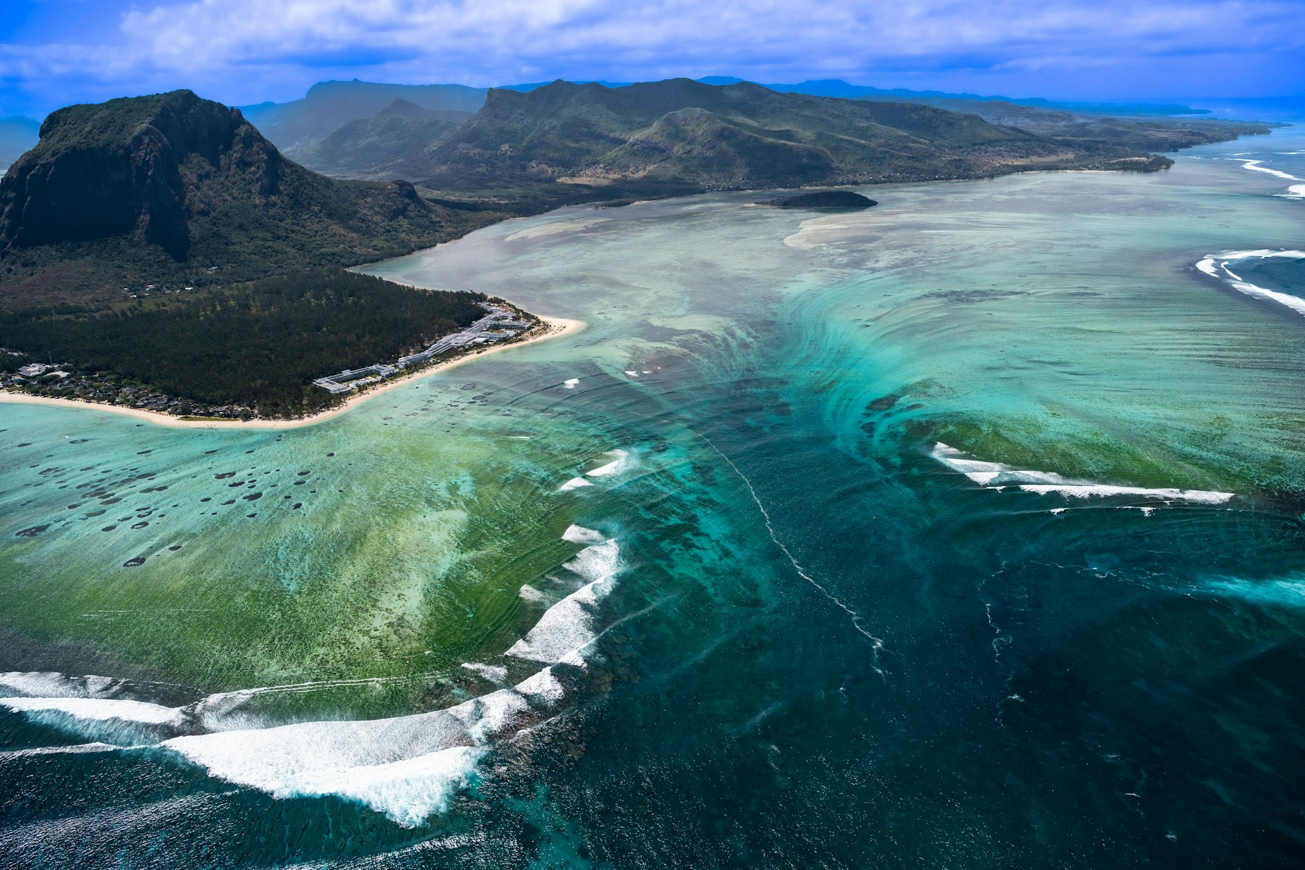 Vor der Südküste von Mauritius scheint das Meer zu stürzen – eine optische Illusion aus Sand, Strömung und Tiefe. Der sogenannte „Underwater Waterfall“ vor Le Morne ist eines der spektakulärsten Naturphänomene der Insel.