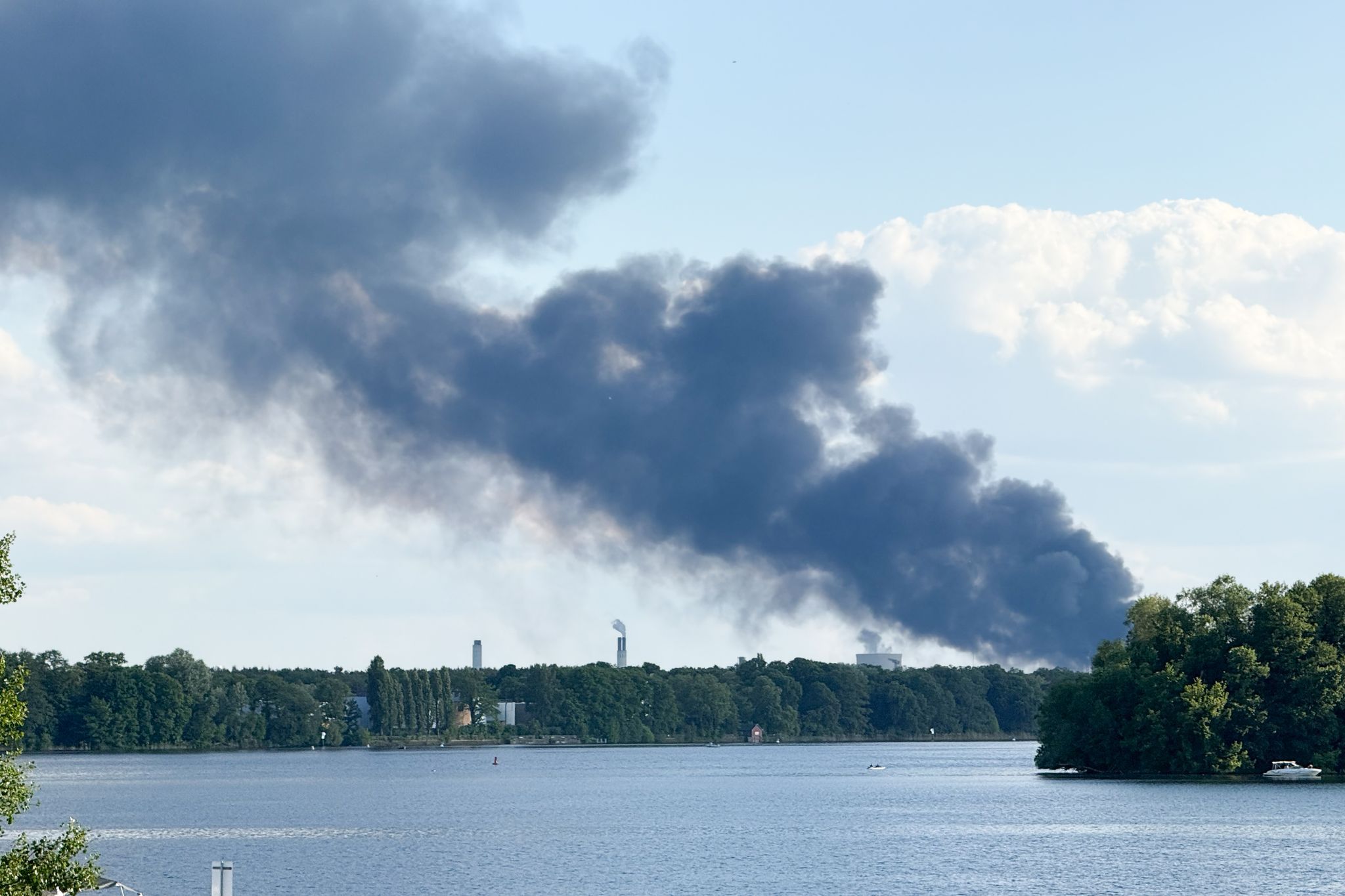 Großbrand in Spandau am Dienstag: Polizei ermittelt wegen schwerer Brandstiftung
