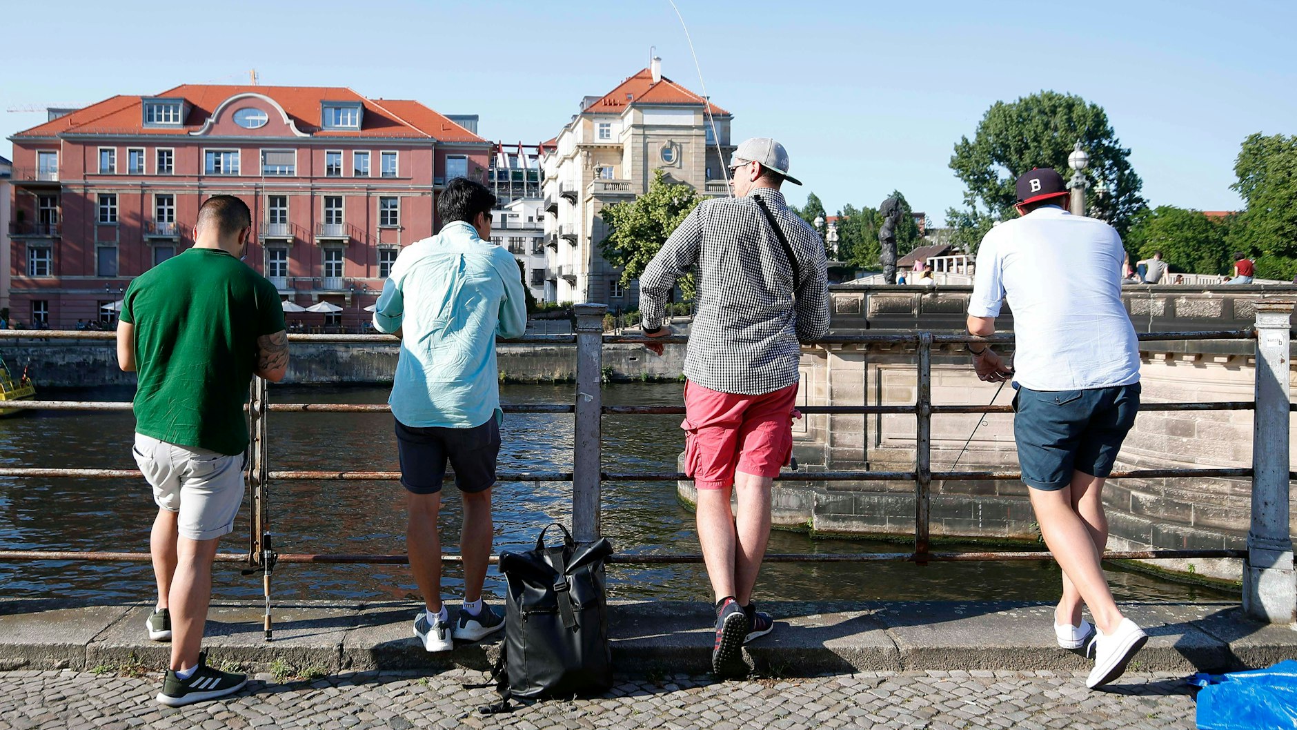 Junge Stadtangler in Berlin an der Spreen der Museumsinsel