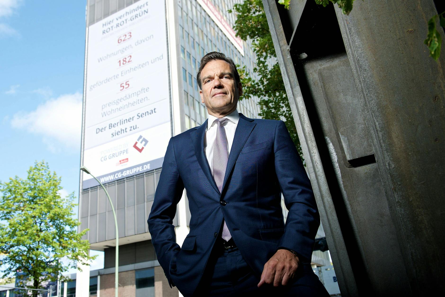 Christoph Gröner vor dem ehemaligen Postscheckamt an der Möckernbrücke in Kreuzberg. Als Bezirk und Senat immer mehr Anforderungen stellten, zog sich der Projektentwickler von dem Vorhaben zurück, dort Luxuswohnungen einzurichten. Inzwischen wird an der Möckernbrücke kräftig gebaut, dort entsteht „die Macherei“, ein Quartier mit Wohnungen und Gewerbe.