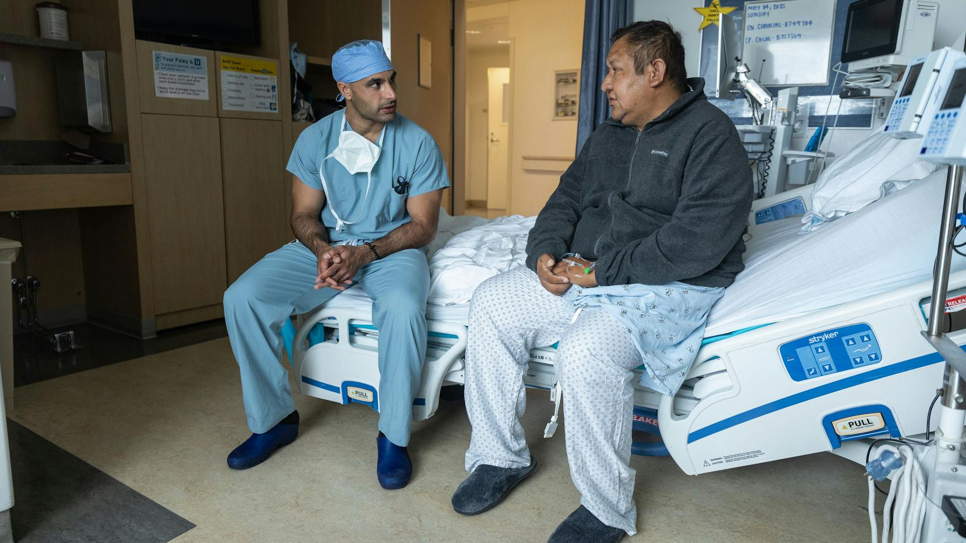 Dr. Nima Nassiri vom Chirurgen-Team am Ronald Reagan Medical Center in Los Angeles mit Patient Oscar Larrainzar.