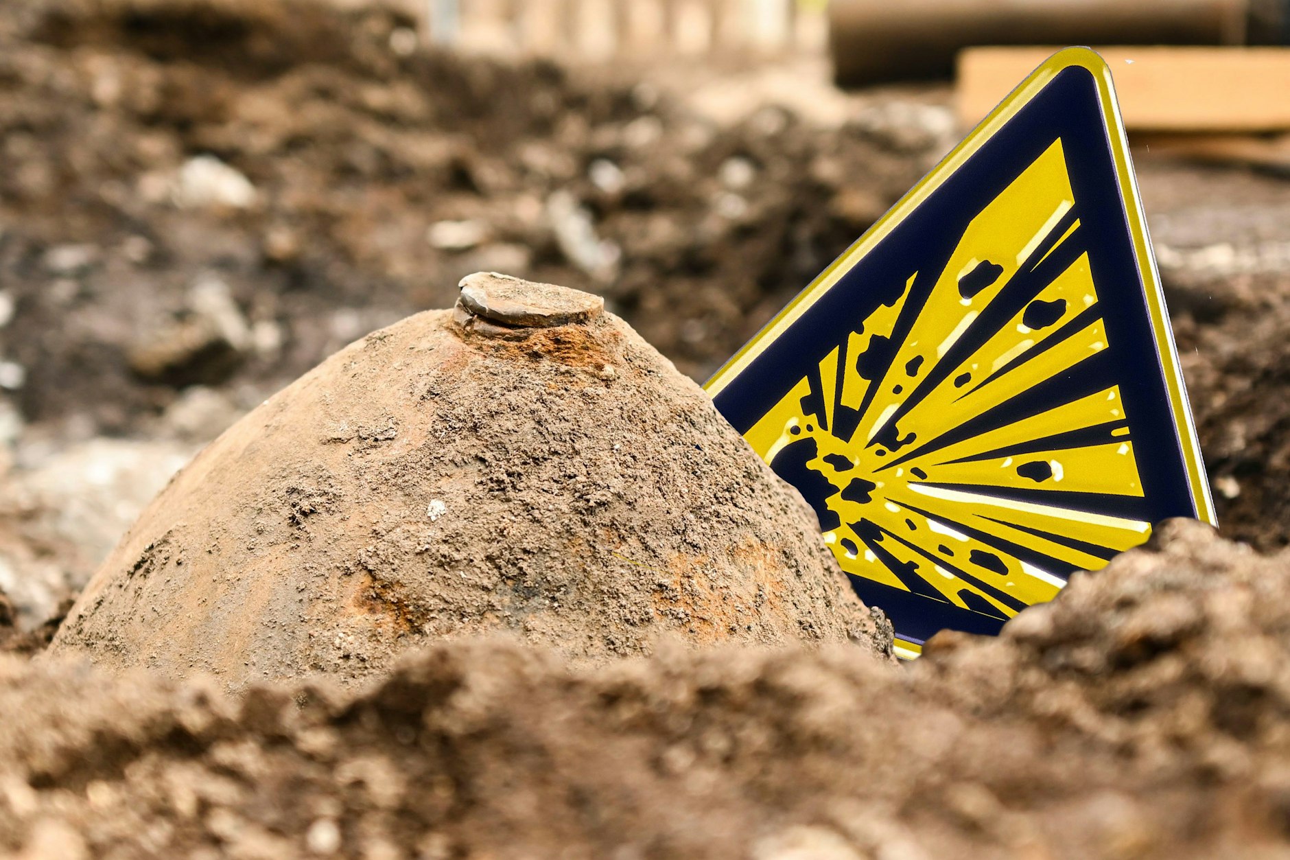 Etliche Bomben aus dem Krieg lauern noch im Untergrund der Hauptstadt, tauchen bei Bauarbeiten auf. Nur: Können die Blindgänger eigentlich einfach so explodieren?