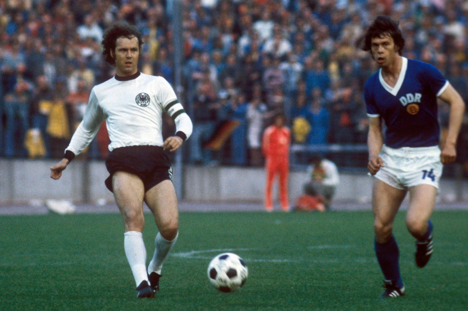 Franz Beckenbauer (l., BRD) gegen Jürgen Sparwasser (DDR)