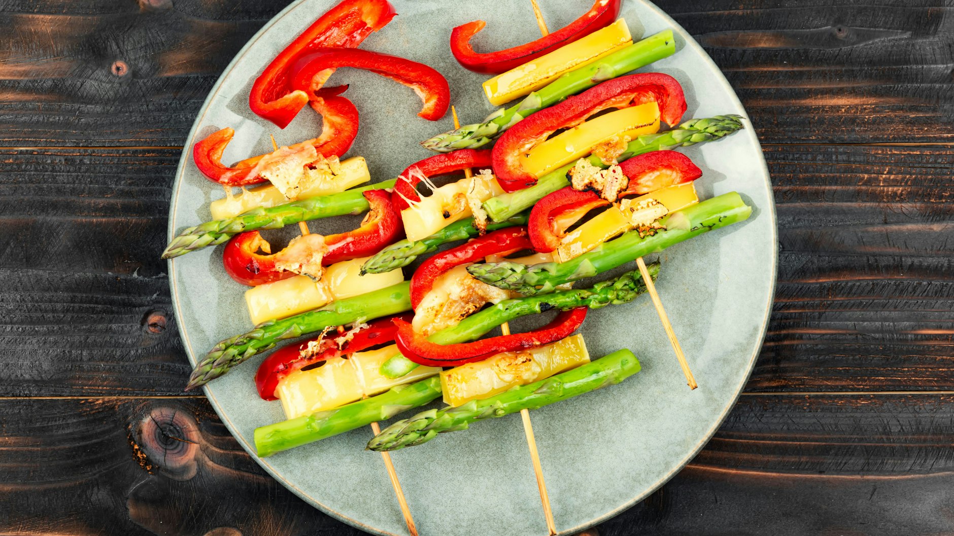 Grillkäse ist vielseitig verwendbar – etwa bei leckeren Grillspießen mit Gemüse.