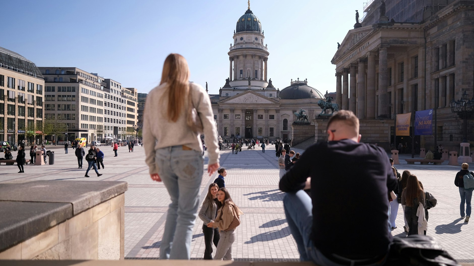 Ein schöner Blick auf den sanierten Gendarmenmarkt. Von dort aus ist es gar nicht weit zur Friedrichstraße, doch die Anreize mal rüber zu gehen, fehlen.