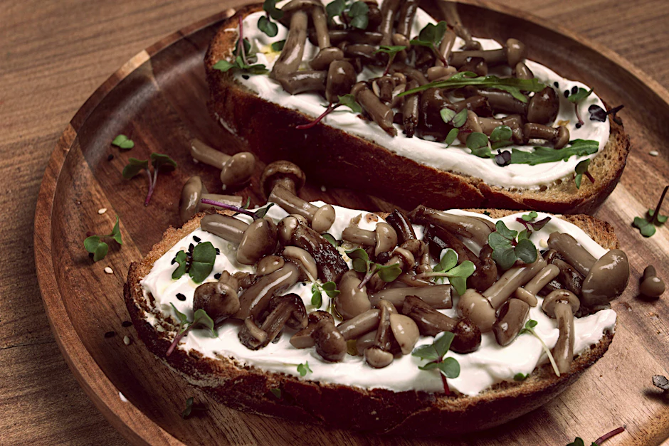 Aus der simplen Bratstulle aus der DDR wird mit etwas Crème fraîche und Pilzen eines der besten Gerichte zum Abendbrot. Probieren Sie das Rezept mal aus!