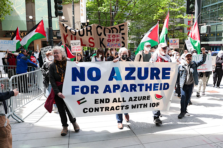 Pro-palästinensische Demonstranten halten Transparente und Schilder hoch, während sie vor der Microsoft Build-Konferenz im Seattle Convention Center protestieren.