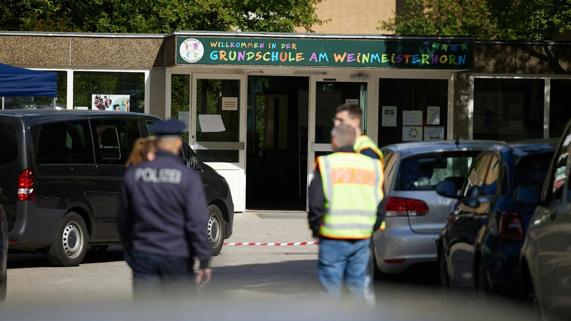 Auch in Berlin kam es am Donnerstag zu einer Bluttat: Ein 13 Jahre alter Schüler stach mit einem Messer auf einen Mitschüler ein. Die Polizei untersuchte den Tatort, eine Grundschule in Spandau.