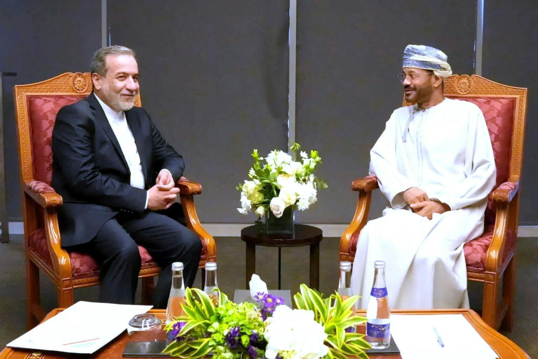 Der iranische Außenminister Abbas Araghtschi (l) mit seinem omanischen Amtskollegen Badr al-Busaidi vor den Verhandlungen mit Trumps Sondergesandten Steve Witkoff.