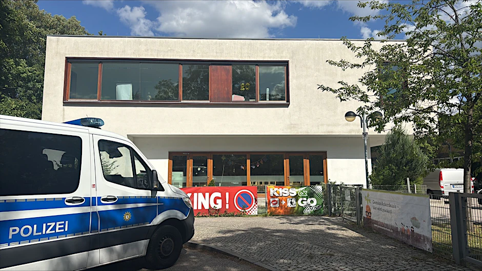 Ein Schüler der Grundschule am Weinmeisterhorn ist durch einen Messerstich verletzt worden. Die Polizei ist vor Ort.