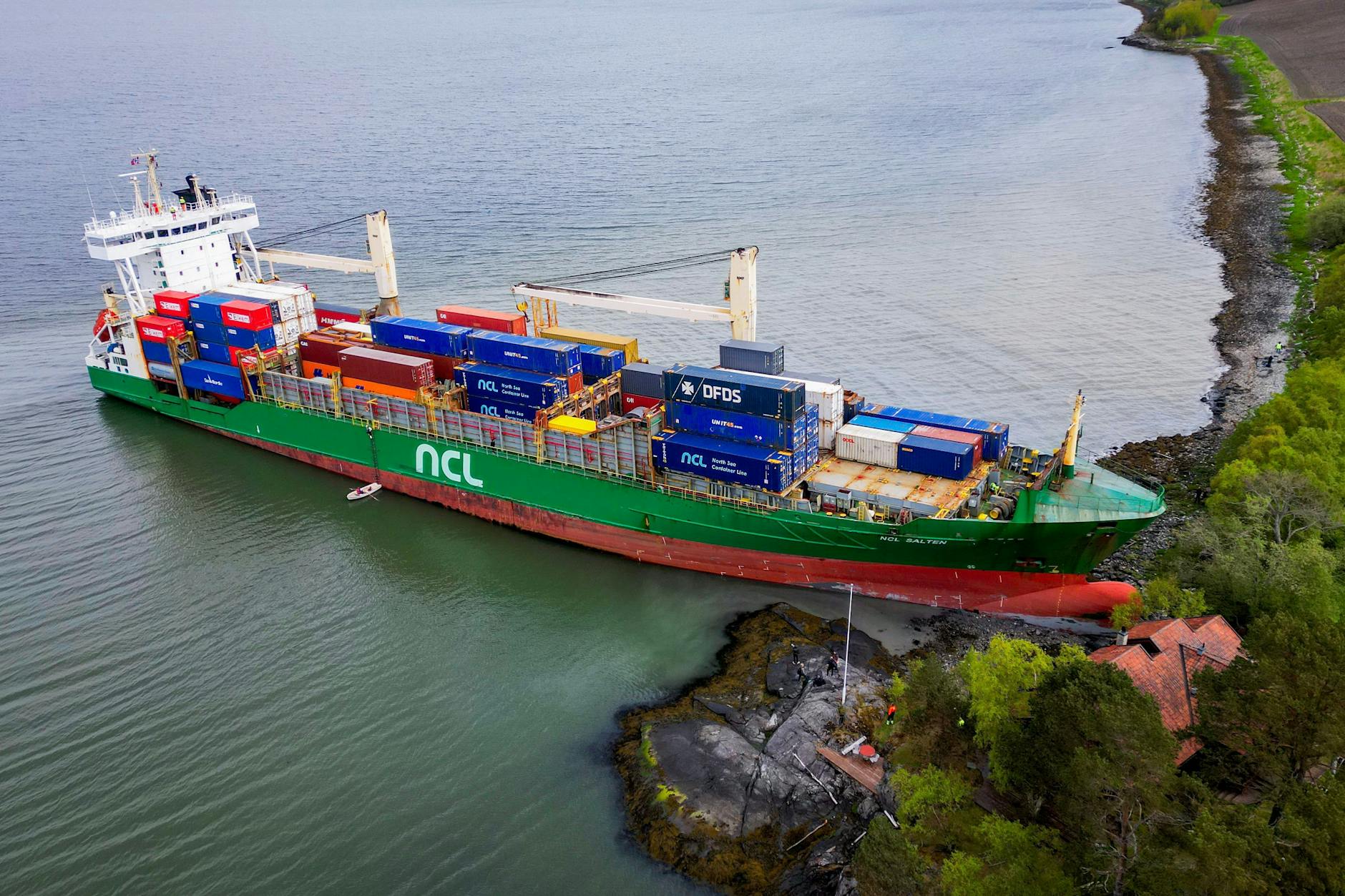 Das 135 Meter lange Containerschiff hätte um Haaresbreite ein Haus gerammt.