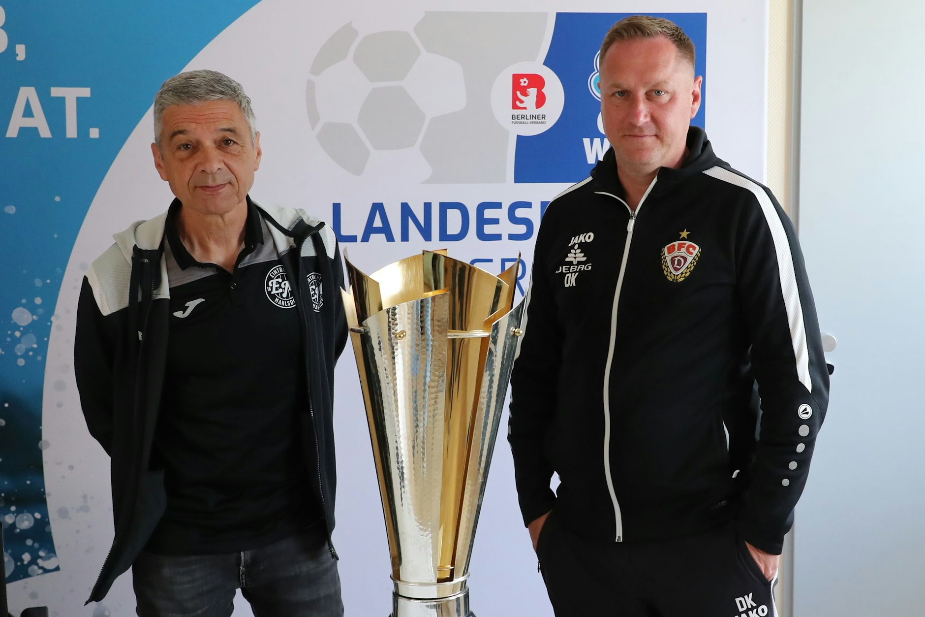 Nur gucken, nicht anfassen: Mahlsdorf-Trainer Karsten Heine (l.) und BFC-Coach Dennis Kutrieb gingen vorm Berliner Pokal-Finale immerhin schon mal auf Tuchfühlung mit dem Objekt der Begierde.