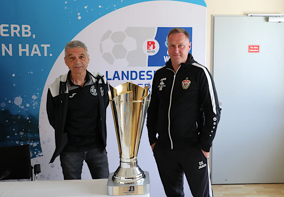 Nur gucken, nicht anfassen: Mahlsdorf-Trainer Karsten Heine (l.) und BFC-Coach Dennis Kutrieb gingen vorm Berliner Pokal-Finale immerhin schon mal auf Tuchfühlung mit dem Objekt der Begierde.