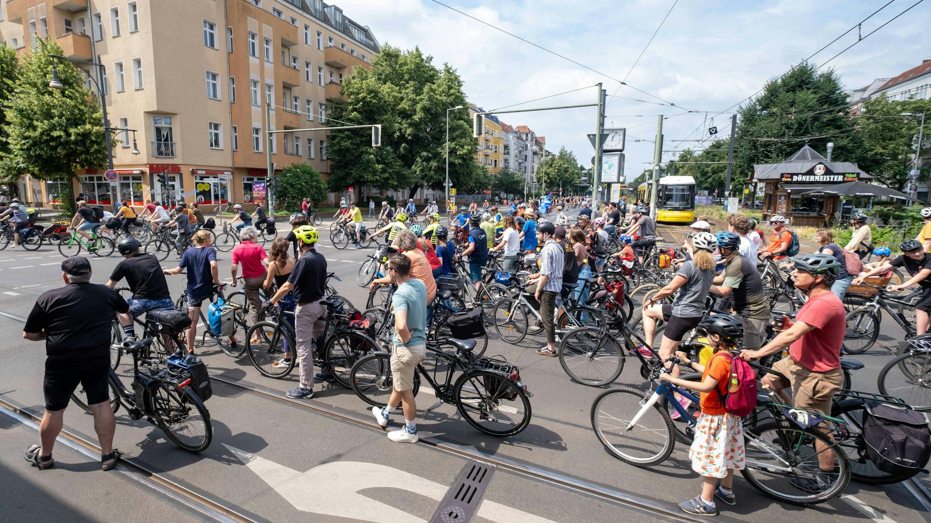 In Berlin machen sich immer wieder Fahrradfahrer auf den Weg, um für bessere und sichere Radwege zu demonstrieren. Auch am Freitag und Samstag gibt es mehrere Protest-Aktionen.