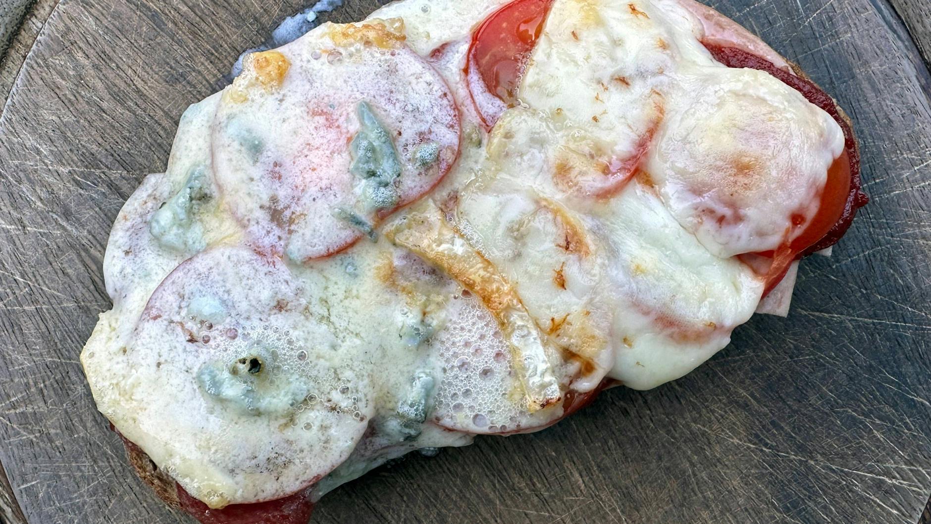 Sie können die leckere Bratstulle auch als Basis für eine überbackene Stulle aus dem Ofen nutzen! Einfach mit verschiedenen Zutaten und Schnittkäse belegen, überbacken, fertig ist das perfekte Gericht zum Abendbrot!