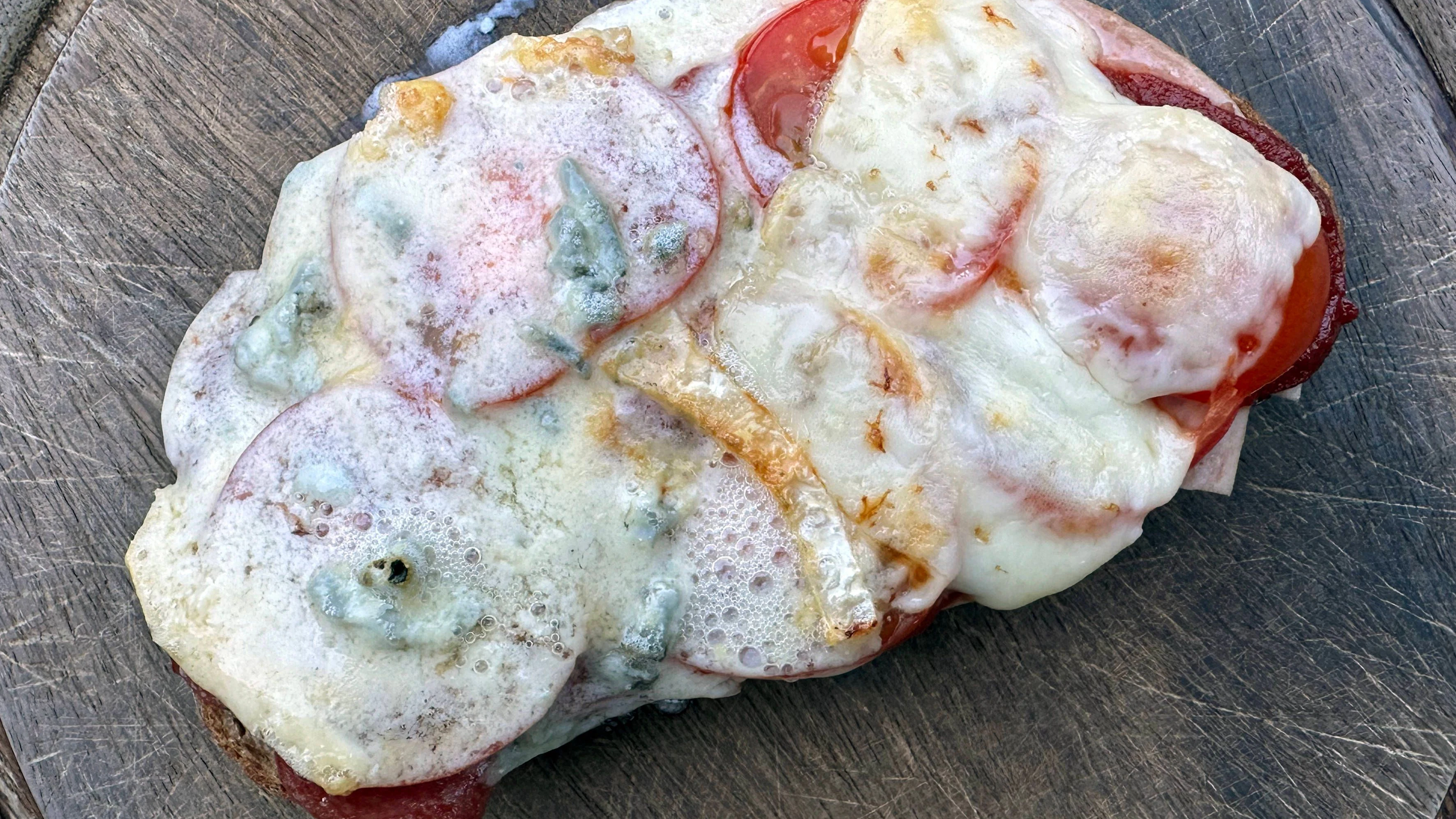 Sie können die leckere Bratstulle auch als Basis für eine überbackene Stulle aus dem Ofen nutzen! Einfach mit verschiedenen Zutaten und Schnittkäse belegen, überbacken, fertig ist das perfekte Gericht zum Abendbrot!