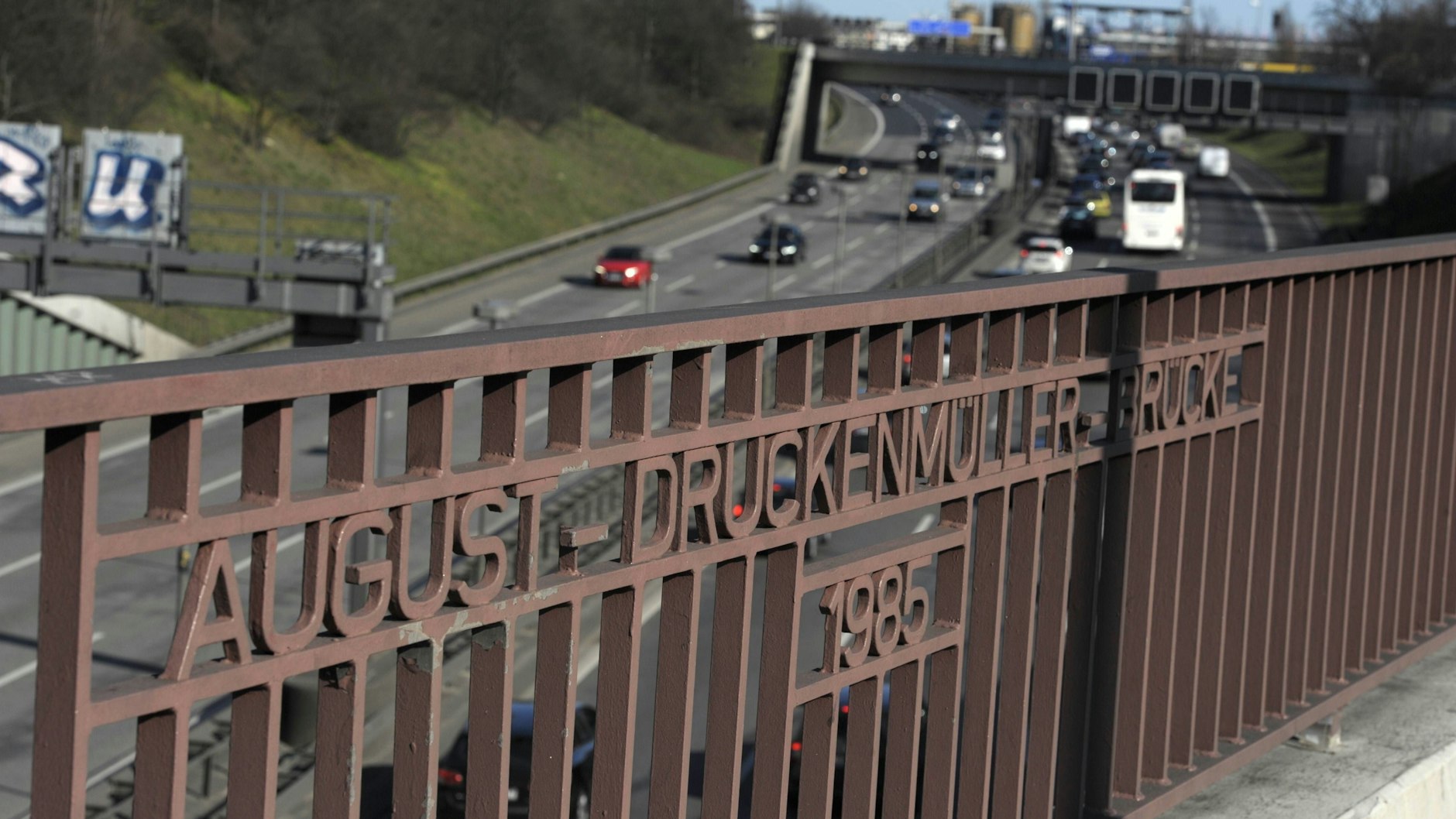 Die Arbeiten an der August-Druckenmüller-Brücke, die über die A100 führt, dauern aufgrund gravierender Mängel nun länger.