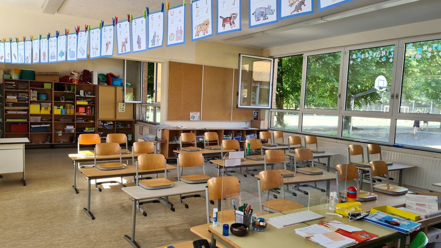 Mit dem Blick ins Grüne: ein Klassenzimmer in der Grundschule am Weinmeisterhorn.