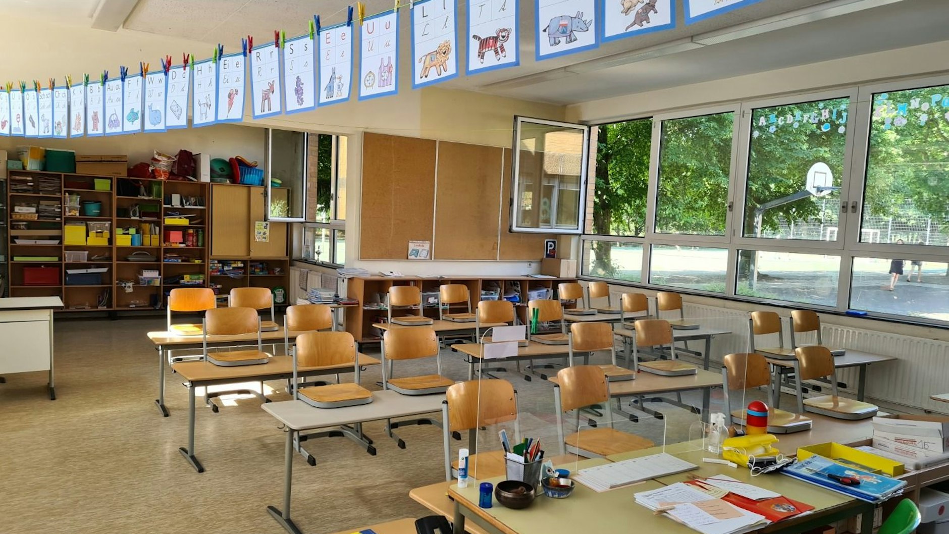 Mit dem Blick ins Grüne: ein Klassenzimmer in der Grundschule am Weinmeisterhorn.