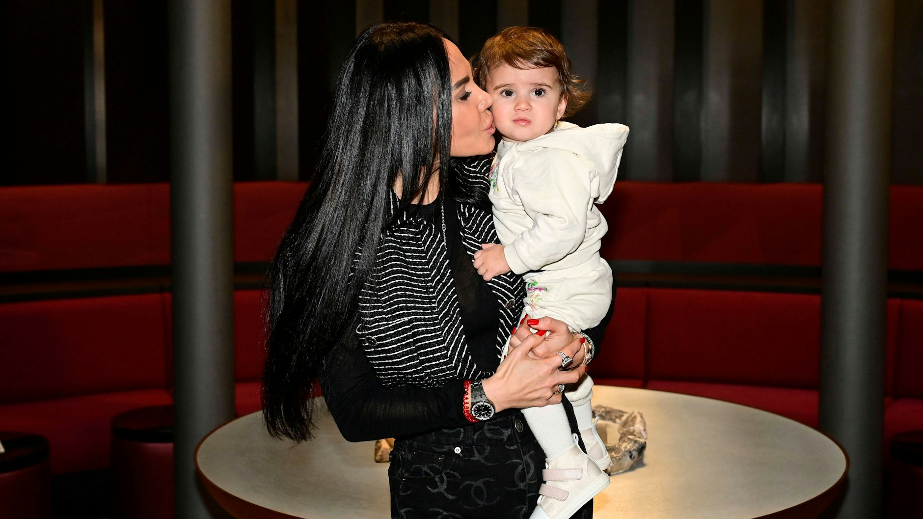 Raffaella Nußbaum mit Tochter Angelina Melody. Mit Jack White hat sie zwei Kinder.