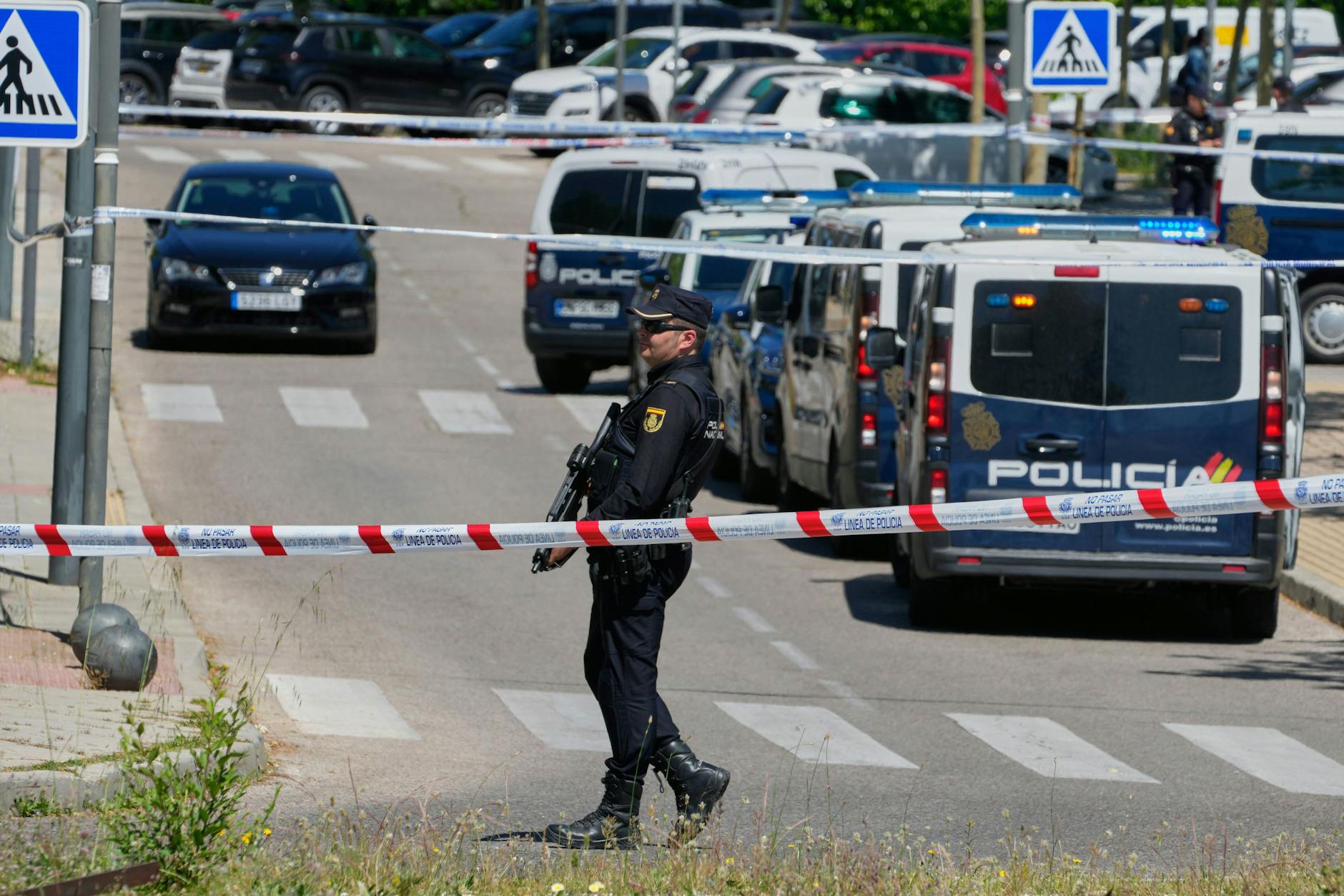 21.05.2025, Spanien, Madrid: Polizeibeamte sperren das Gebiet ab, nachdem der bekannte ukrainische Jurist und Politiker Andrij Portnow auf offener Straße erschossen wurde. Zwischen 2010 und 2014 arbeitete der Ostukrainer als Berater und Vizechef des Präsidialamts unter dem damaligen russlandfreundlichen Präsidenten Janukowitsch.