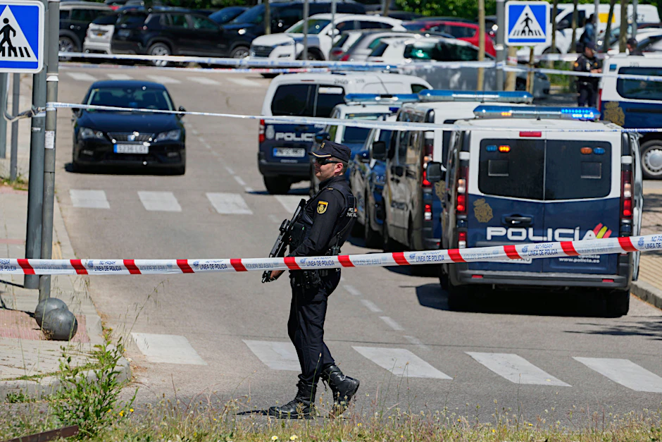 21.05.2025, Spanien, Madrid: Polizeibeamte sperren das Gebiet ab, nachdem der bekannte ukrainische Jurist und Politiker Andrij Portnow auf offener Straße erschossen wurde. Zwischen 2010 und 2014 arbeitete der Ostukrainer als Berater und Vizechef des Präsidialamts unter dem damaligen russlandfreundlichen Präsidenten Janukowitsch.