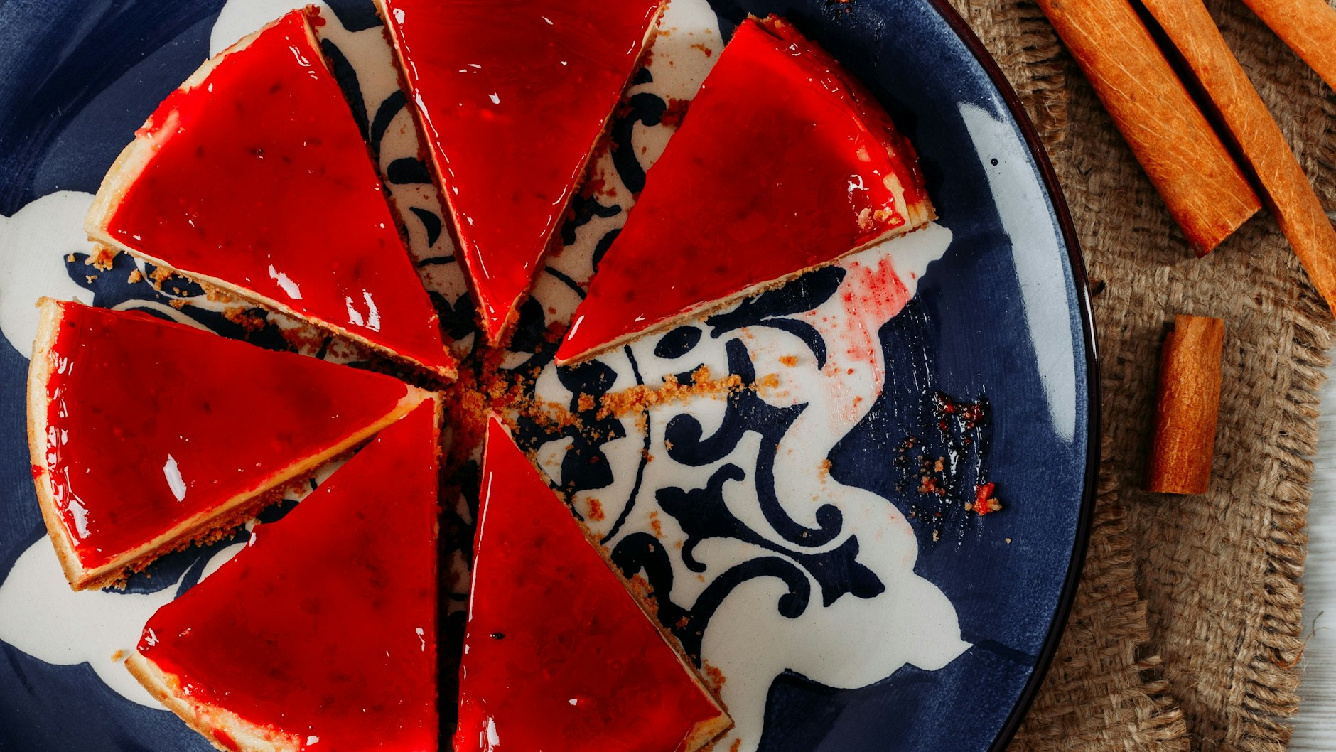 Der leuchtend-rote Rotkäppchen-Kuchen ist ein echter Hingucker!