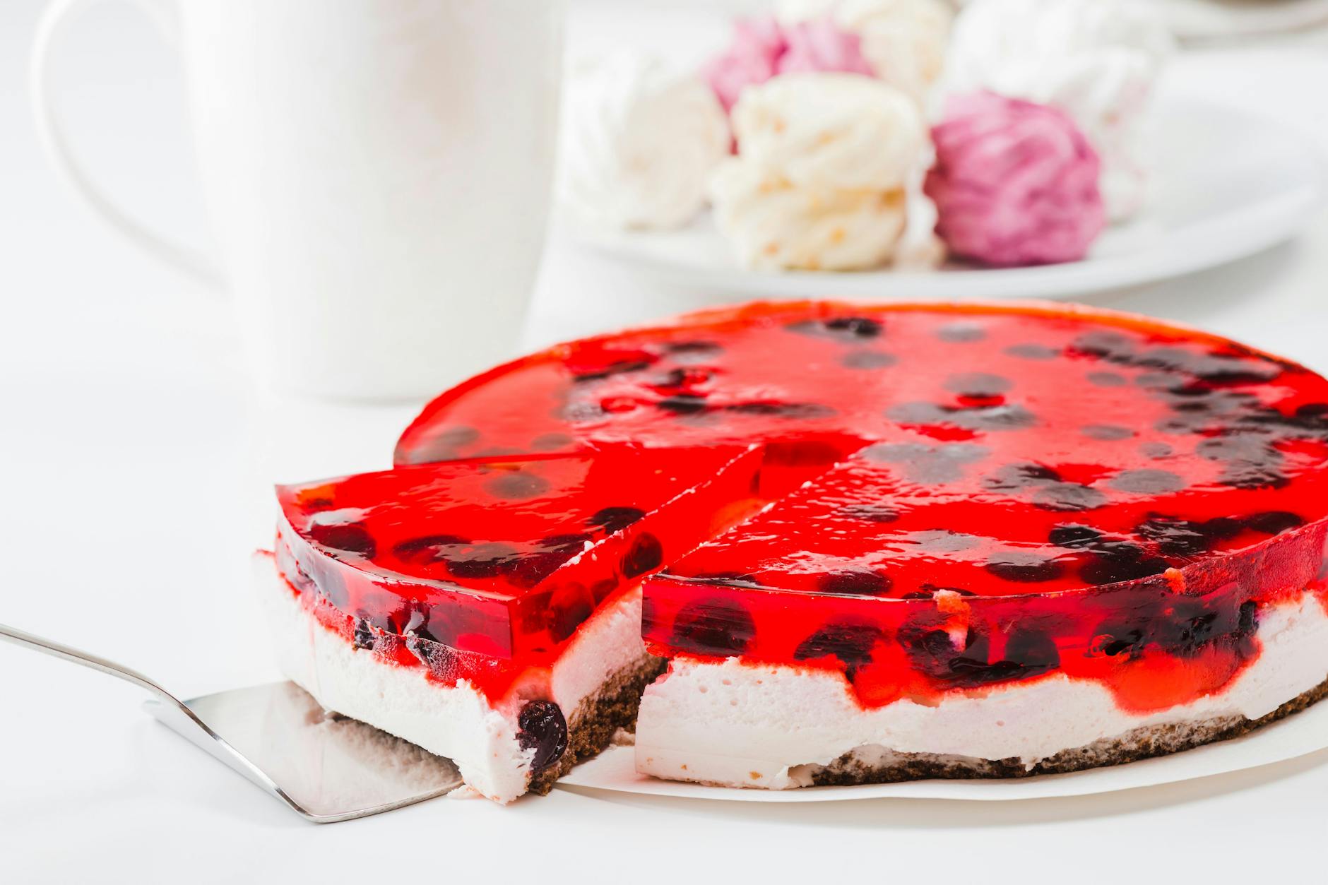 Eine rote Glasur, fruchtige Kirschen mit cremiger Füllung – der Rotkäppchen-Kuchen ist ein Hochgenuss.