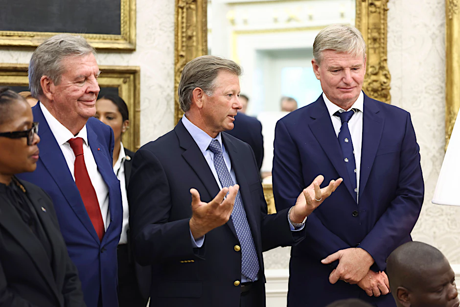 Golfprofi Retief Goosen (M.) begleitete Cyril Ramaphosa ins Weiße Haus. Donald Trump empfing auch Golfstar Ernie Els (r.) und Unternehmer Johann Rupert (l.)