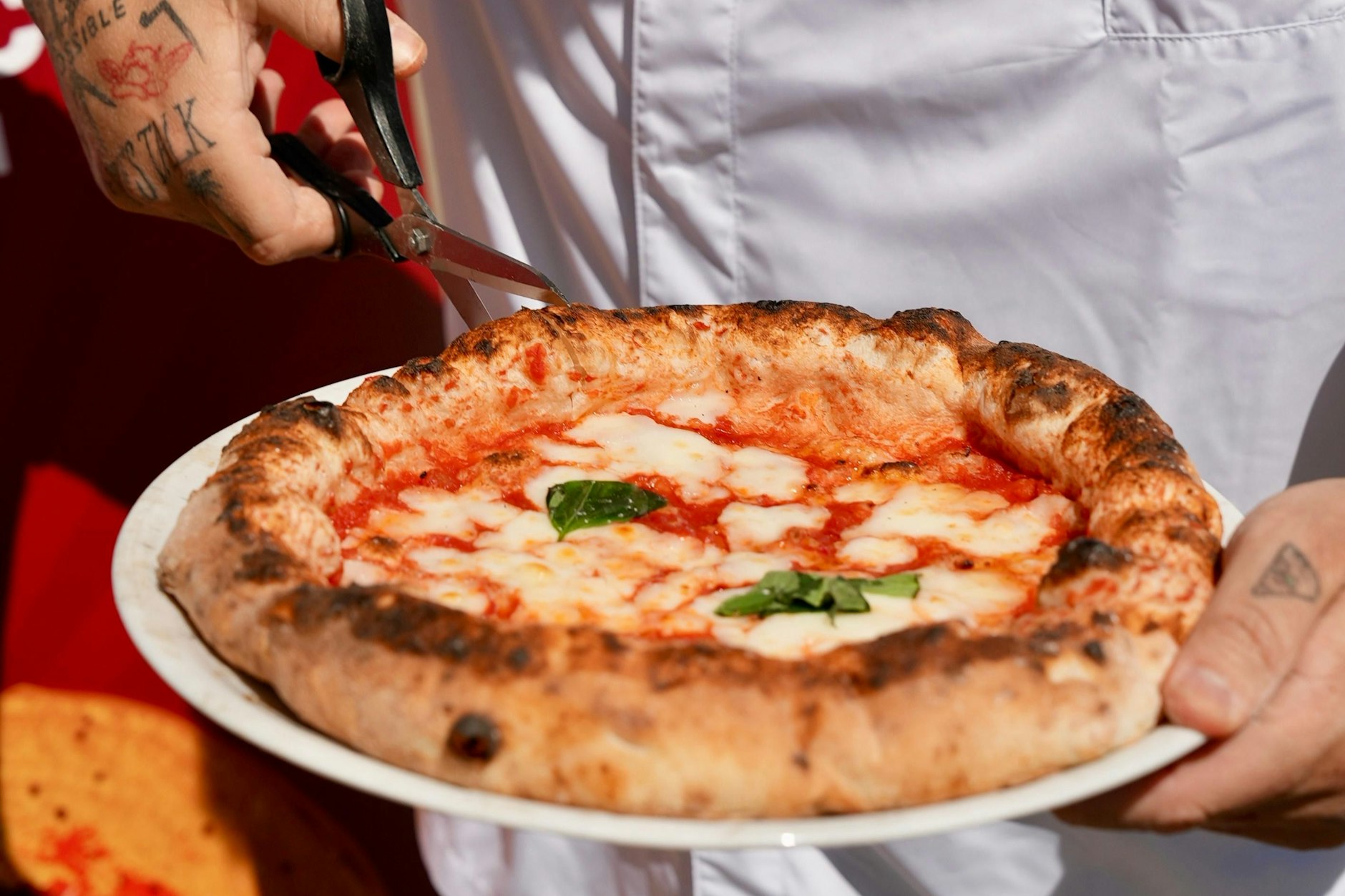 Wie in Neapel: Zum Pizzaschneiden greift man in Kampanien zu einer großen Schere.