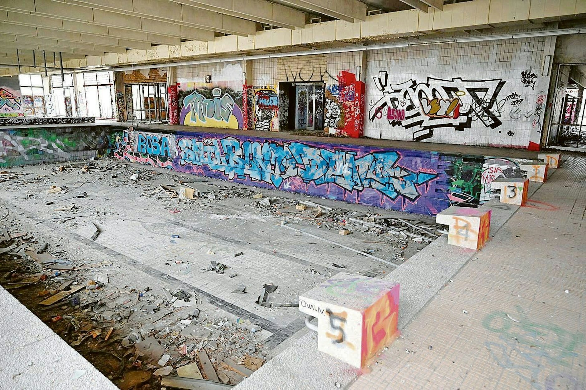 Seit 23 Jahren rottet eine <b>alte DDR-</b>Schwimmhalle neben dem Sommerbad vor sich hin und lockt Jugendliche und Obdachlose, längst hätte man hier eine neue Schwimmhalle gebrauchen können. Pankower Kinder werden per Bus und Bahn in angrenzende Bezirke, nach Buch oder an die Landsberger Allee zum Schwimmen kutschiert.