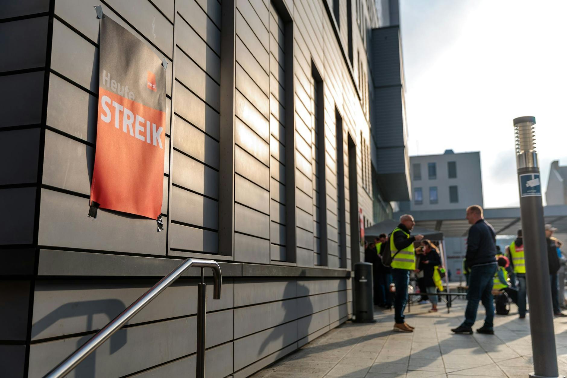 Beschäftigte der Charité Facility Management (CFM) versammeln sich in Berlin vor dem Charité-Bettenhaus in Mitte.