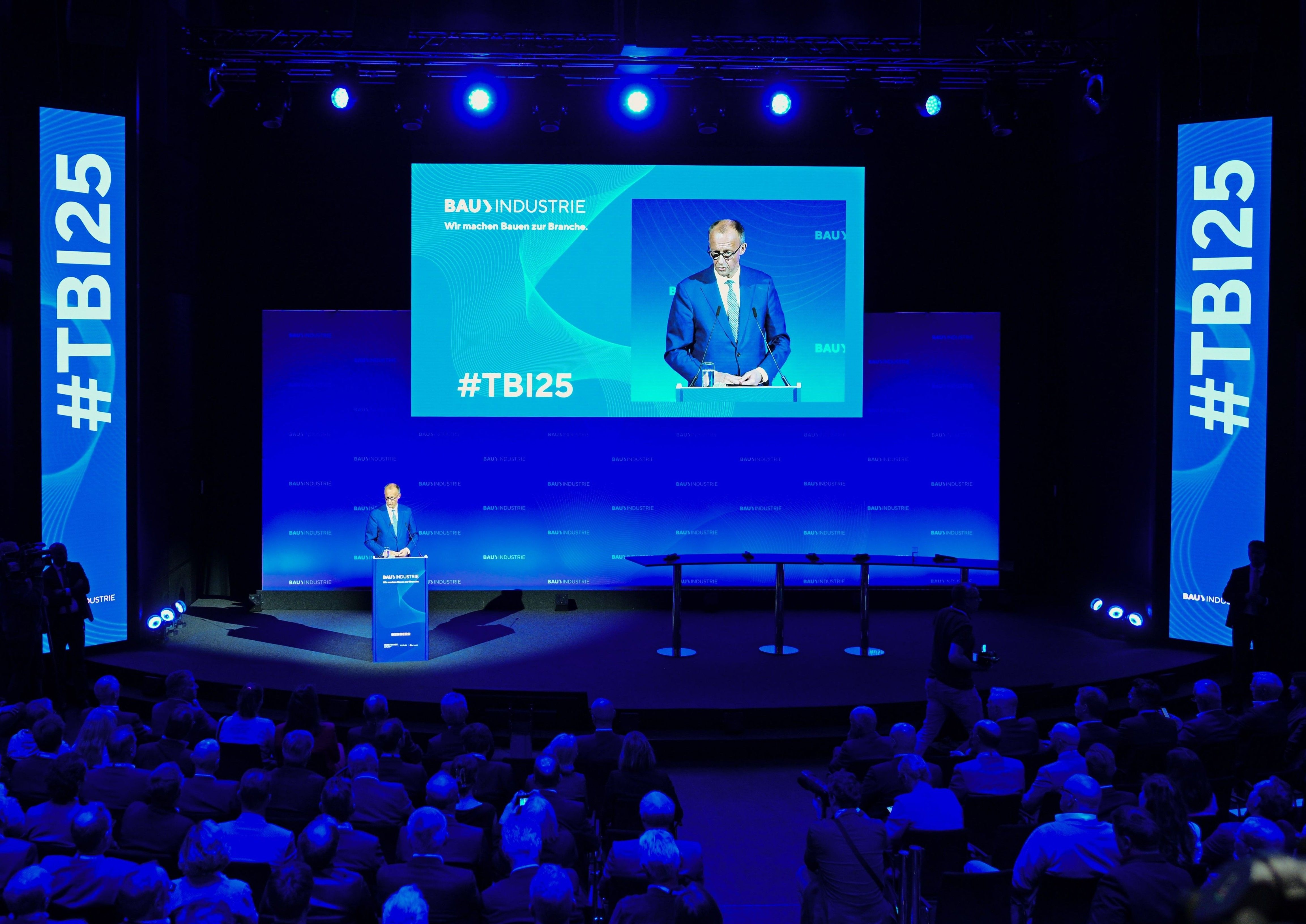 Bröckel-Brücken und marode Straßen: Merz beichtet Baubranche Versäumnisse