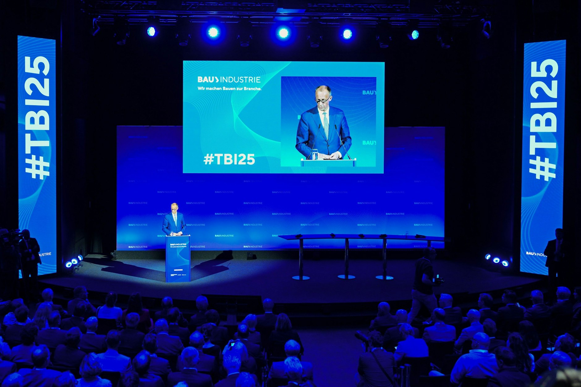 Bundeskanzler Friedrich Merz bei seiner Rede zum Tag der Bauindustrie 2025 in Berlin. Die Bauwirtschaft fordert Tempo beim Bauen sowie Planungs- und Finanzierungssicherheit.