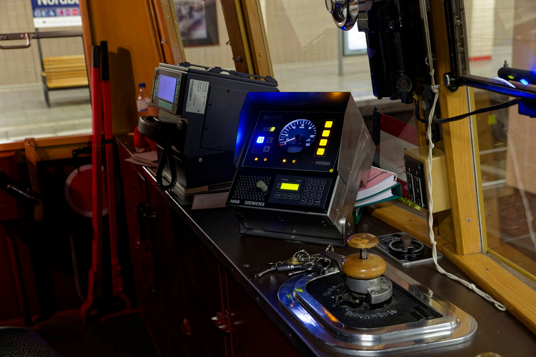 Der Führerstand des Olympia-Triebzugs der Baureihe ET 166