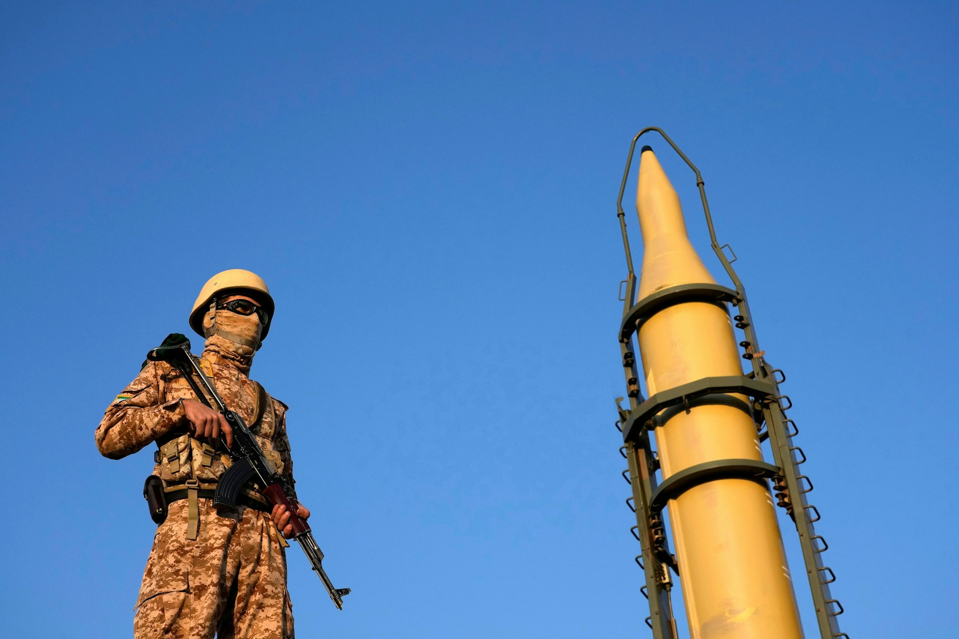 Ein Angehöriger der iranischen Streitkräfte steht während einer Parade in Teheran vor einer Rakete Wache.