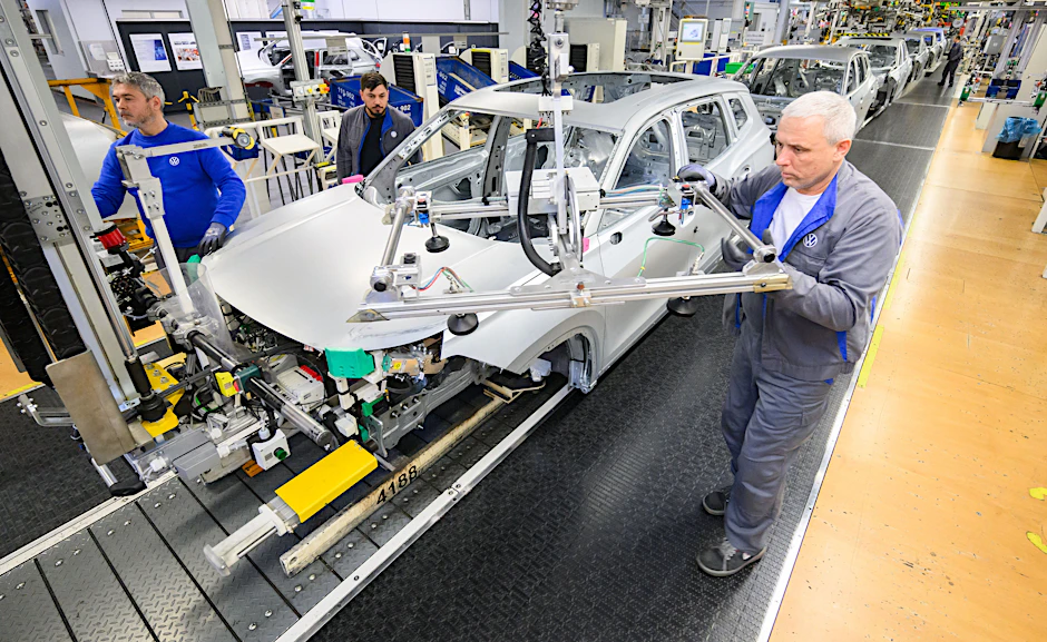 Die deutschen Autozulieferer geraten durch die Krise bei VW und Co. immer stärker unter Druck.